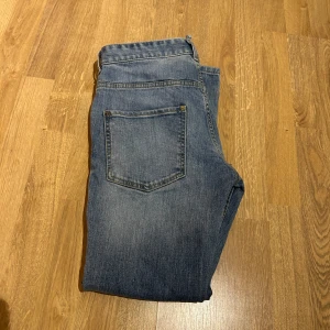 Dsquared2 jeans - Snygga blå jeans från Dsquared2 med klassisk femficksdesign. De har en knappgylf och är tillverkade i ett slitstarkt denimtyg. Perfekta för en stilren look.