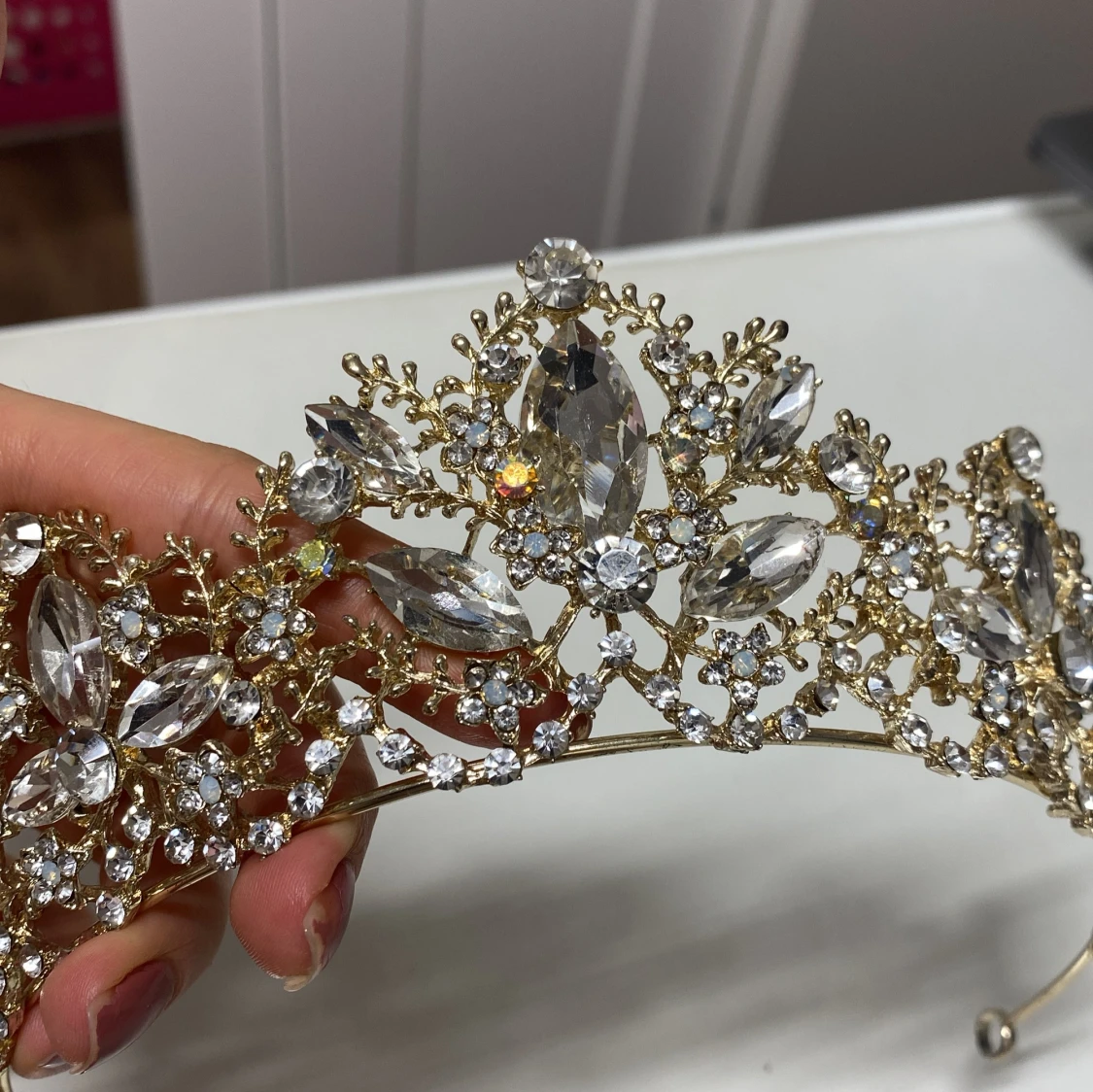 Elegant guldfärgad tiara med glittrande stenar - 2