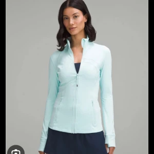 SÖKER - Söker den här jackan från lululemon, helst size 0 2 eller 4