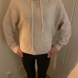 Beige stickad hoodie - Askön tröja till vardagen 🩷🩷lite nopprig men inget som läggs märke till, kom privat för bild. PRIS KAN DUSKUTERAS😊