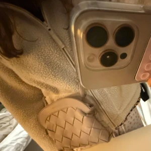 Beige flätad clutch bag väska från Carin Wester - Säljer en snygg beige flätad clutch väska från Carin Wester. Aldrig använd , köpt för 600kr på Åhléns ❤️