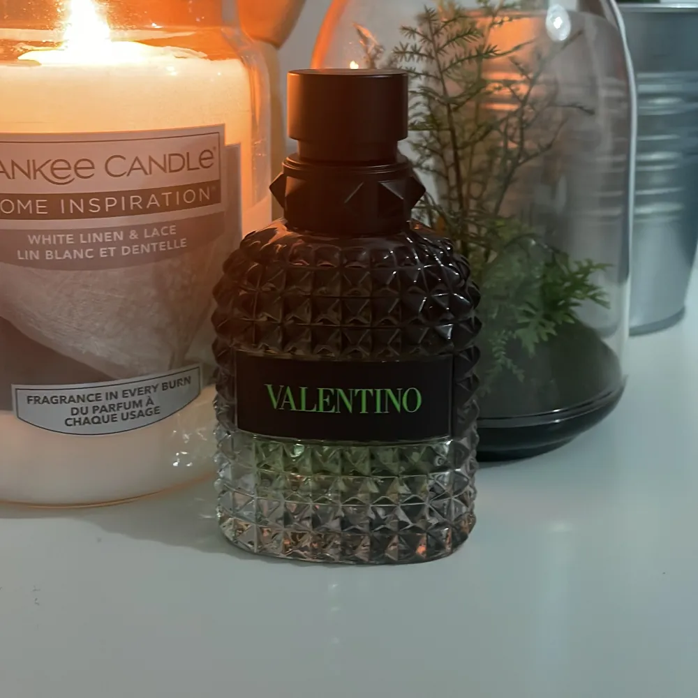 Söker byte mot Valentino Eau de Toilette i en stilren flaska med nitar och svart etikett. Flaskan rymmer 50 ml och har en lyxig känsla. Perfekt för den som vill ha en sofistikerad doft. Den är helt full kanske har sprutat 5 sprut. Perfume.