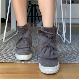 SÖKER!! Grå kilklack sneakers från Fannymichel - SÖKER!! gör vad som för dessa skor, någon som säljer eller vart man kan köpa dom?? 