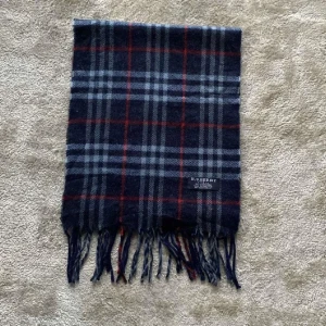 Burberry halsduk  - Helt oanvänd rutig halsduk från Burberry i 100% kashmir. Passar perfekt nu till våren. Mitt pris 449 som är diskuterbart. Kom dm vid intresse eller minsta fundering!