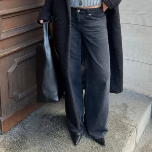 Svarta jeans med låg midja från NA-KD - Snygga svarta låg midjade jeans från NA-KD med en klassisk femficksdesign. Knappt använda. Nypris 699kr. Perfekta för en stilren outfit 💓