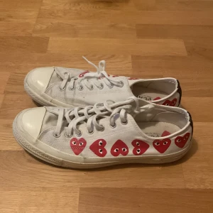 Comme de garcon skor - Säljer ett par comme de garcon skor i strl 44. Har ej kvitto elr box sparat men de är köpta på Paul and Friends i NK i Stockholm. Vid frågor hör av er till mig!