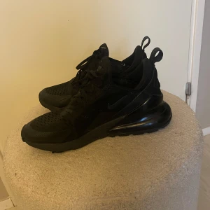 Air Max 270 nike  - Säljer dessa sneakers. Bara använda inomhus. Storlek 39! Fint skick. Nypris 1500kr 