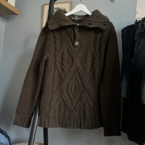 Kabelstickad tröja med knappar - Riktigt snygg och unik kabelstickad tröja från mango, tröjan är i vintedge utan defekter samt väll omhändertagen (skick 7/10) Storlek S.