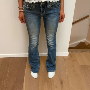 Blå jeans med broderad bakficka - Snygga blå jeans med bootcut-stil och coola broderade detaljer på bakfickorna. Jeansen är lågmidjadr och från miss me väldigt unik modell, lite slitna nertill men inget man tänker på❤️❤️