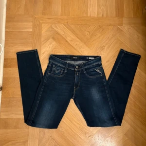 Replay Anbass  - Replay Anbass w 28 L 32  Längd 104 cm Midjemått 38x2 cm Sitter slim. Ny pris runt 1800