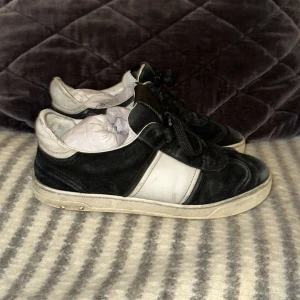 Valentino flycrew  - Tjena jag säljer nu dessa Valentino flycrew . Storlek 39. Sammalagt 7 nitar kvar. 7/10 skick pris 1399nypris cirka 8/9 tusen. Me bra bud så säljs dom. Det är bara att skriva för funderingar eller mer bilder. ha en fin dag👌