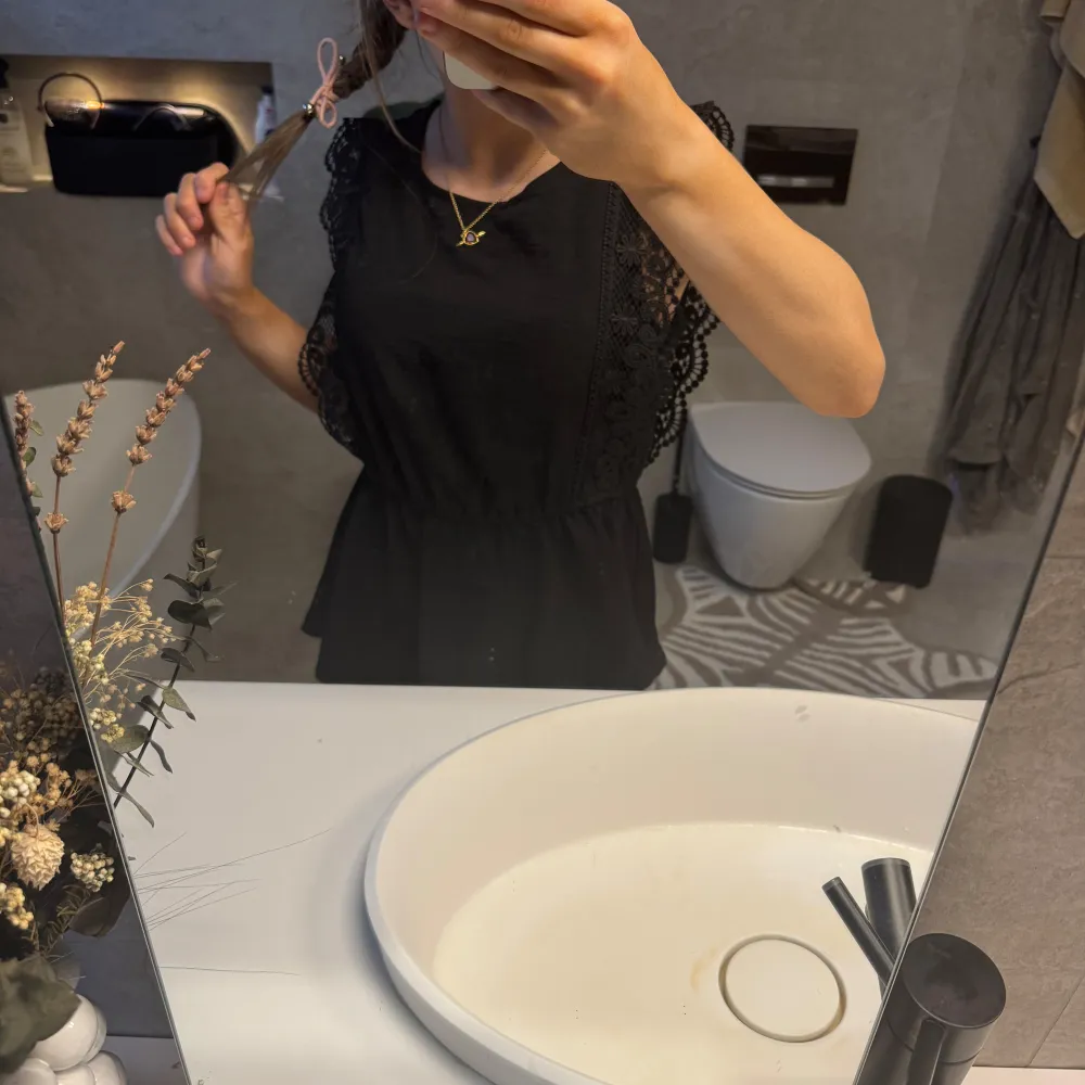 Säljer en svart tröja från Only med vackra spetsdetaljer på ärmarna. Tröjan har en normal passform och är perfekt för en stilren look. Den är tillverkad i ett mjukt material som ger en bekväm känsla.. Puserot.