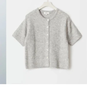 Grå kofta med knappar - Säljer denna kofta från Gina då den inte kommer till användning😇😇😇 i storlek s