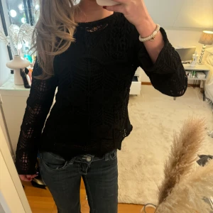 Svart spetsmönstrad tröja - Säljer denna supersnygga tröja från Zara. Har en svart tröja under på bilderna