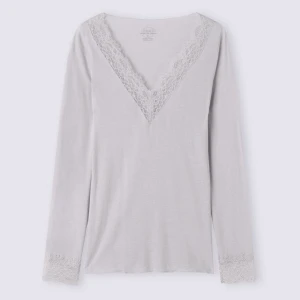 Grå långärmad topp med spetsdetaljer - Elegant grå långärmad topp med v-ringning och spetsdetaljer vid halsringning och ärmslut. Från Intimissimi i nyskick.  Storlek s men passar även xs och troligtvis m. 