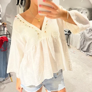 Topp - Superfin sommar topp/blus ifrån Zara😍😍😍superfint skick, använd max 3 gånger! Älskar denna men kommer tyvärr inte till någon användning mer…