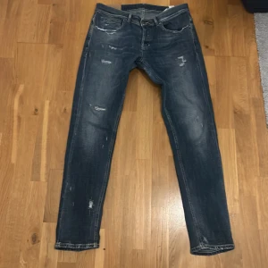 Blå dundups med slitningar - Säljer nu mina dondup i storlek 35 men passar 33. Har aldrig använt dom eftersom jag köpte jeansen på plick och de var förstora. Skick 8/10. Skriv vid frågor! Priset är inte hugget i sten