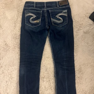 Mörkblå lågmidadje jeans - Säljer dessa snygga lågmidjade jeans från märket Berkley Innerbenslängd: 79 Midjemått: 36