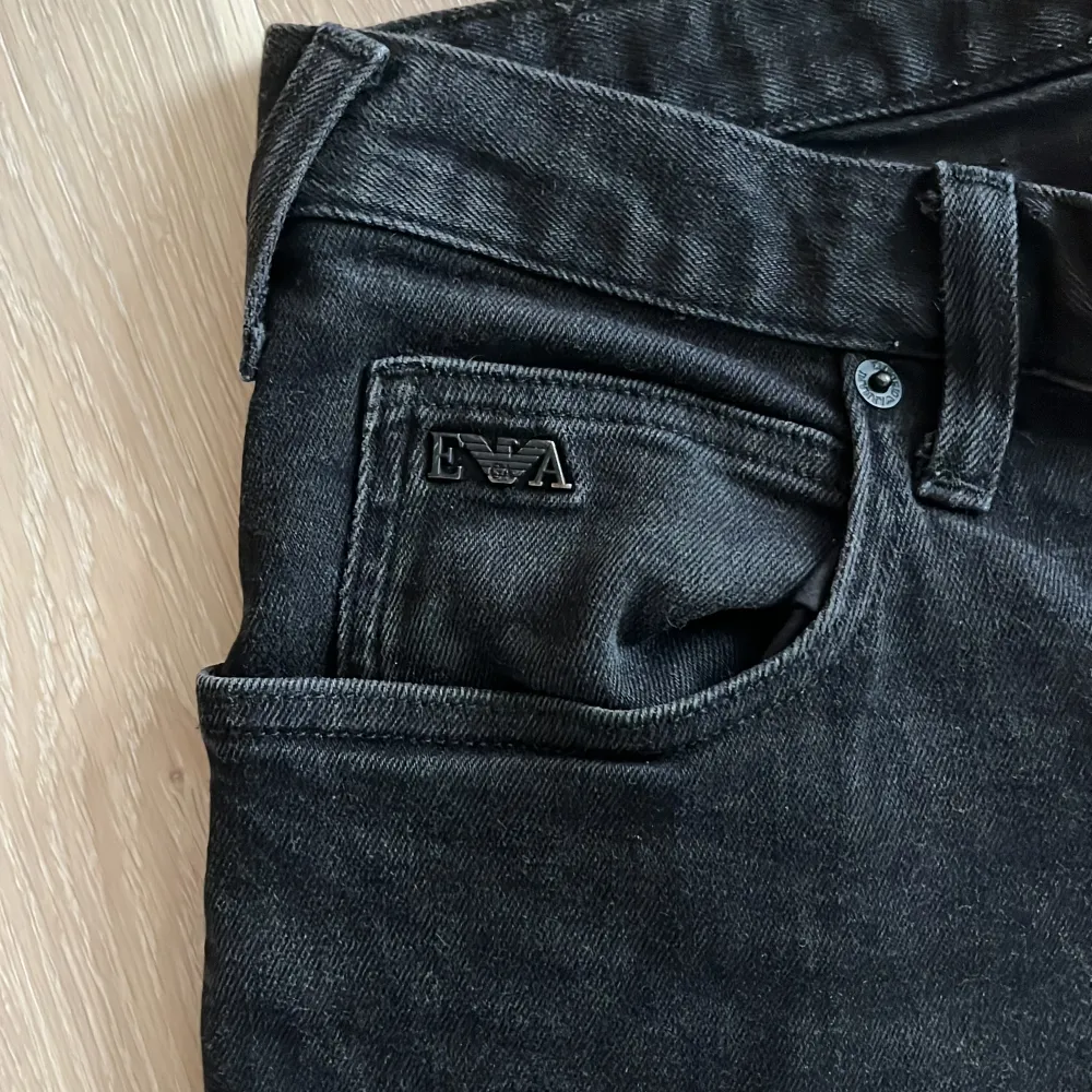 Svarta armani jeans riktigt fina och sköna. Säljer dem då dem är för små för mig men dem är verkligen favoriten . Farkut & Housut.