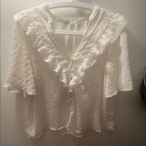 Zara blus  - Superfin blus från Zara som tyvärr inte kommer till användning och är storlek M men passar S🌟 Passar perfekt till vardagen och går även att klä upp🙌🏼