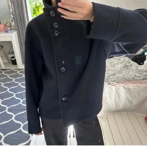 Mörkblå unik kappa - Såå snygg svart kappa, ser precis ut som den från arket! Superbra skick, säljer då jag har en annan kappa 💞