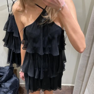 volangklänning - volangklänning, endast använd EN gång på nyår, nypris 750 & slutsåld!❤️