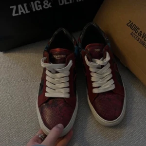 Röda sneakers från Zadig & Voltaire - Snygga röda sneakers från Zadig & Voltaire med vita snören, storlek 39-40