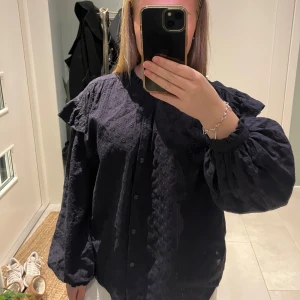 Other Stories blus  - Superfin blus från other stories. Säljer för att den inte kommer till användning☺️Nypris 990.