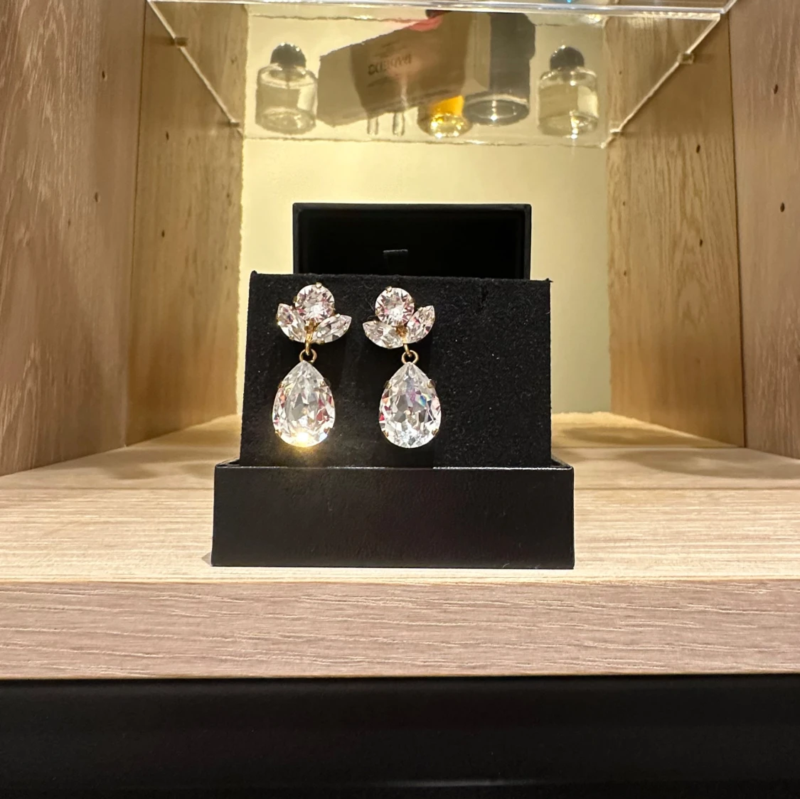 Glittriga örhängen med stora stenar