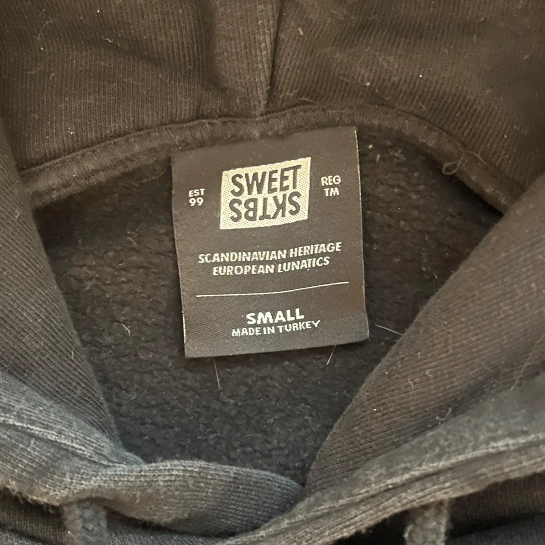 Svart hoodie från Sweet Sktsb - 1