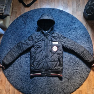 Hysteric Glamour Jacka  - Hysteric jacka i storlek S. Texten på framsidan är lite sliten men annars bra skick. Mått: Längd: 64cm Bredd: 50cm 