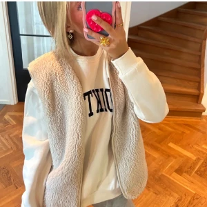 Beige Teddy väst från Weekday - Säljer en mysig beige teddy väst från Weekday. Inga defekter💓