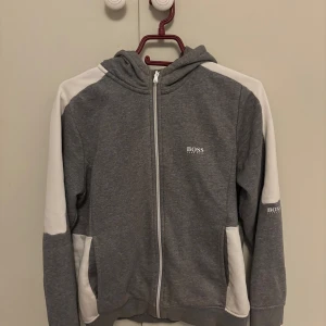 Hugo Boss Kofta - Jätte fin Hugo Boss kofta i storlek 14, 158-164. Ny och i bra skick. Vid frågor hör gärna av dig.