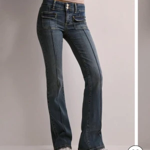Lågmidjade jeans  - Jeans från Nelly med snygga detaljer, köpte för 699 kr och är använda 3 gånger