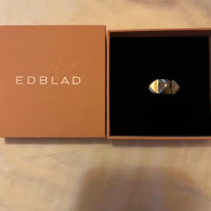 Silverfärgad ring från Edblad.  - Elegant silverfärgad ring från Edblad med en modern, geometrisk design. 