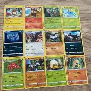 Samling av Pokémonkort - Säljer en samling Pokémonkort som inkluderar olika Pokémon, tränarkort och energikort. Perfekt för samlare eller spelare som vill utöka sin kortlek. Korten har olika typer och förmågor, vilket ger en bra variation för både spel och samling. Priset per pack 