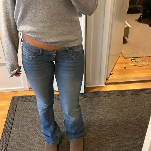Blå bootcut jeans - Snygga blå bootcut jeans med väldigt låg midja. Perfekta för en avslappnad stil. Nedsydda själv. Midjemått raktöver:38cm
