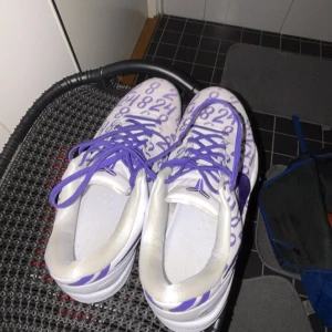 Nike Kobe 8 protro court purple - Snygga court purple kobes, äkta köpta från StockX /har kvitto om det behövs storlek 43. 10/10 skick använda max 7 gånger säljer dessa pga de är lite för små för mig eftersom mina fötter är lite för Wide,jätte sköna och mycket bra material. Ny pris 3500 (med frakt) priset kan diskuteras! 