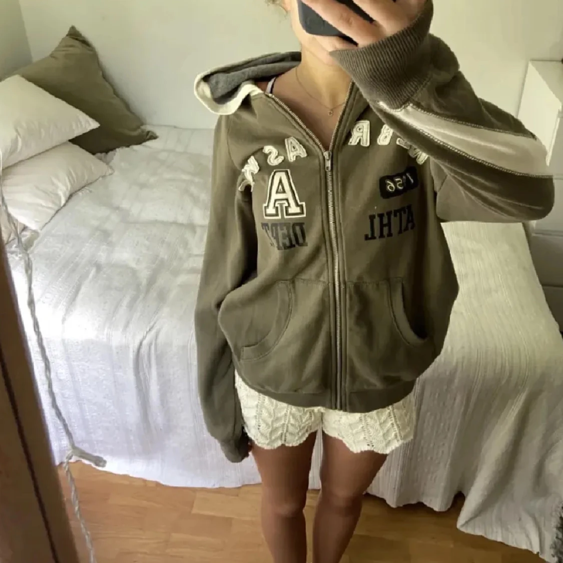 Grön och vit hoodie med Nebraska-tryck - 1