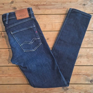 Replay Anbass jeans  - ♻️Skick: 8/10 | Jeansen är använda och har ett mycket bra skick | 📏Storlek: W31 L34 Slim fit jeans |  💸Nypris: 1800kr |  📊Färg: Mörkblå, marinblå |  Priset kan diskuteras vid snabb affär!