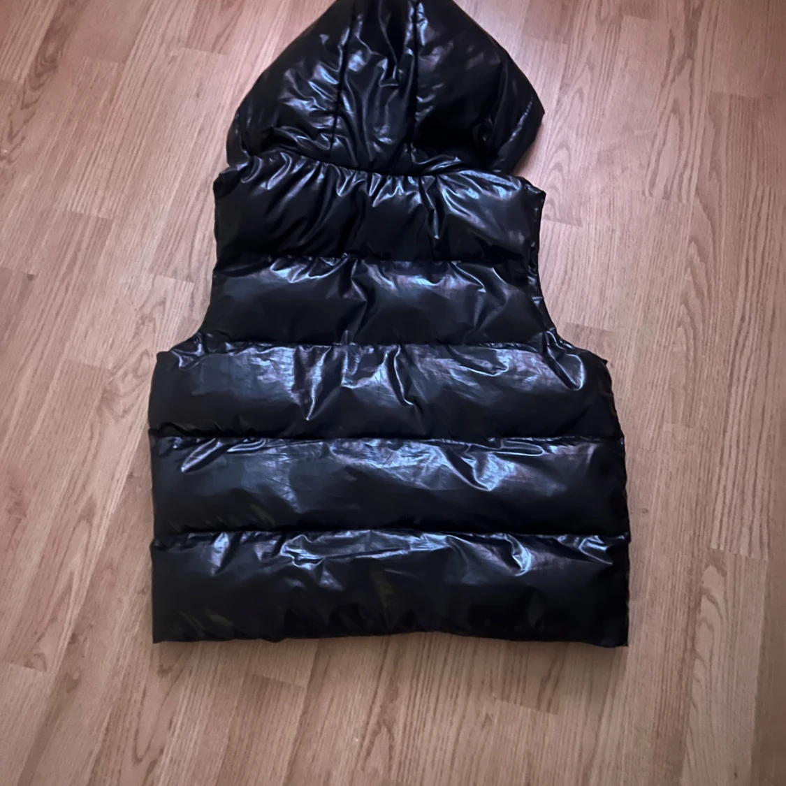 Svart dunväst med huva - 1