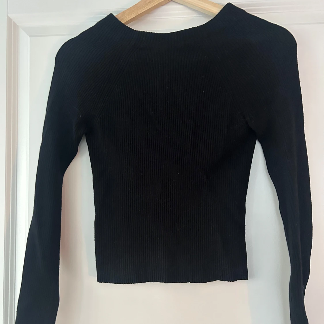 Svart ribbad tröja med knyt