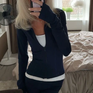 Soft touch zip jacket - Zip jacket från Gina tricot i marinblå. Jätteskön och snygg och knappt använd. Storlek S och köpt för 359kr. Säljer för 200kr, köparen står för frakt💙