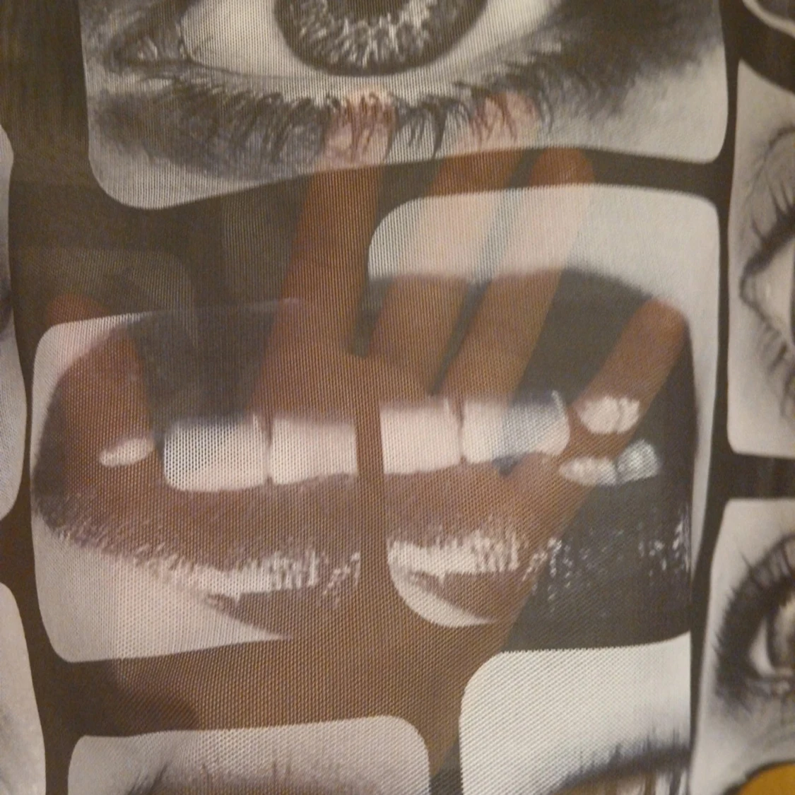 Svart och grå ärmlös topp med ögon- och munmönster - 1