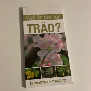 Vad är det för träd bok - Säljer boken 'Vad är det för träd? En praktisk naturguide' som hjälper nybörjare att identifiera över 150 vanliga svenska och europeiska trädarter. Boken är helt ny och säljer den pågrund av att jag har en extra. 