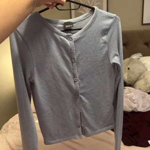 Ljusblå kofta från Gina Tricot - Säljer en ljusblå kofta från Gina Tricot i storlek S.🩵