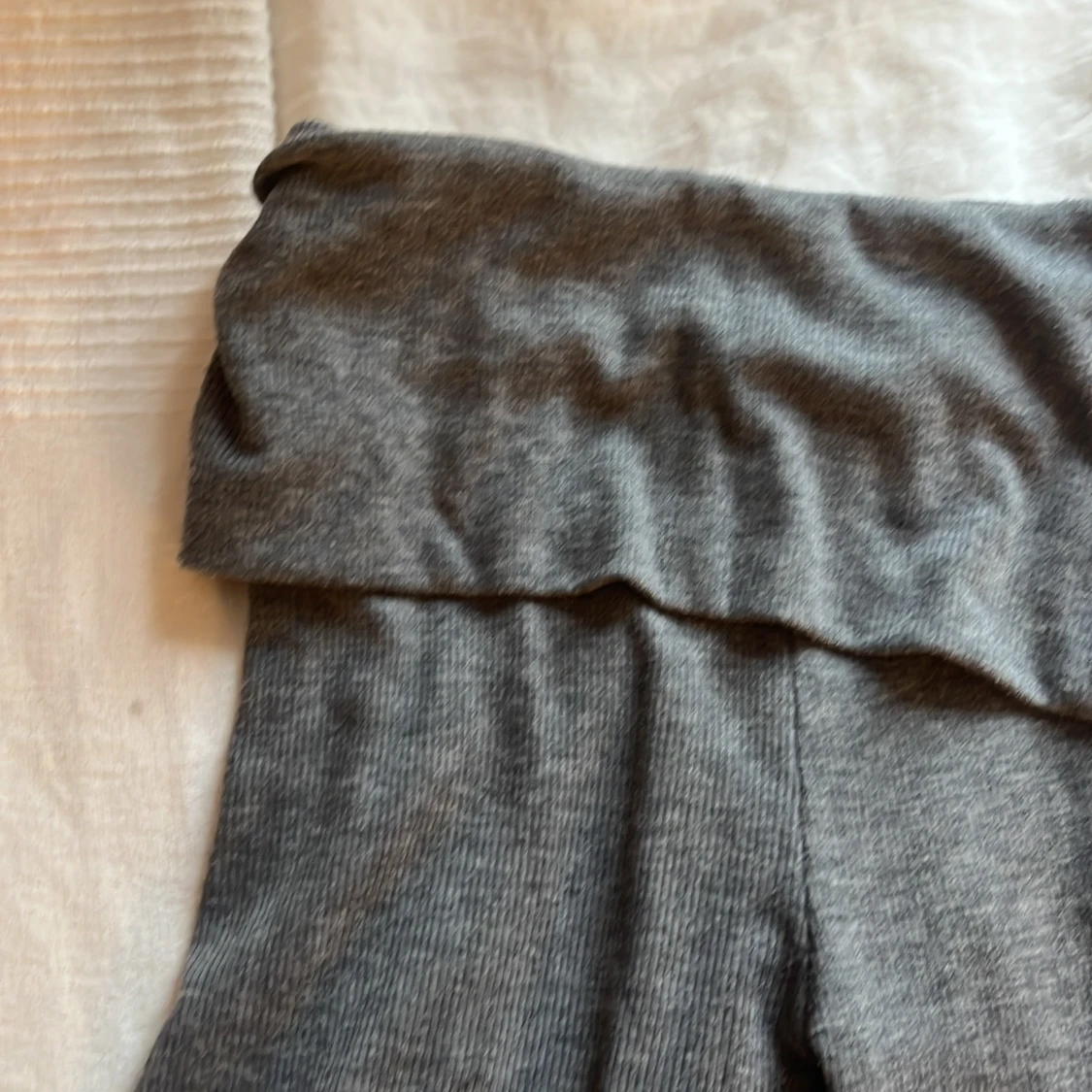 Grå ribbade byxor från Gina Tricot - 1