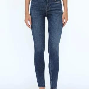 Mörkblå skinny jeans - Snygga mörkblå skinny jeans med hög midja. Perfekta för en stilren look. Klassisk femficksdesign och dragkedja framtill.   Inköpspris 379kr