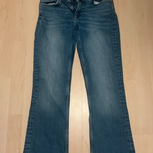 Blå jeans från Gina Tricot - Säljer ett par klassiska blå jeans från Gina Tricot. De har en rak passform och är tillverkade i ett slitstarkt denimtyg. Perfekta för en avslappnad stil.