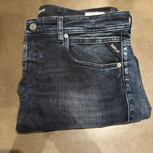 Replay Grover Jeans - Tjena, säljer dessa mörk blåa Replay jeans. Jeansen är i väldigt bra skick. Jeansen är i W34. Om ni behöver mått eller har någon annan fundering så är det bara att skriva. Jeansen har inga defekter. Nypris för dessa jeans ligger runt 1500 kr.